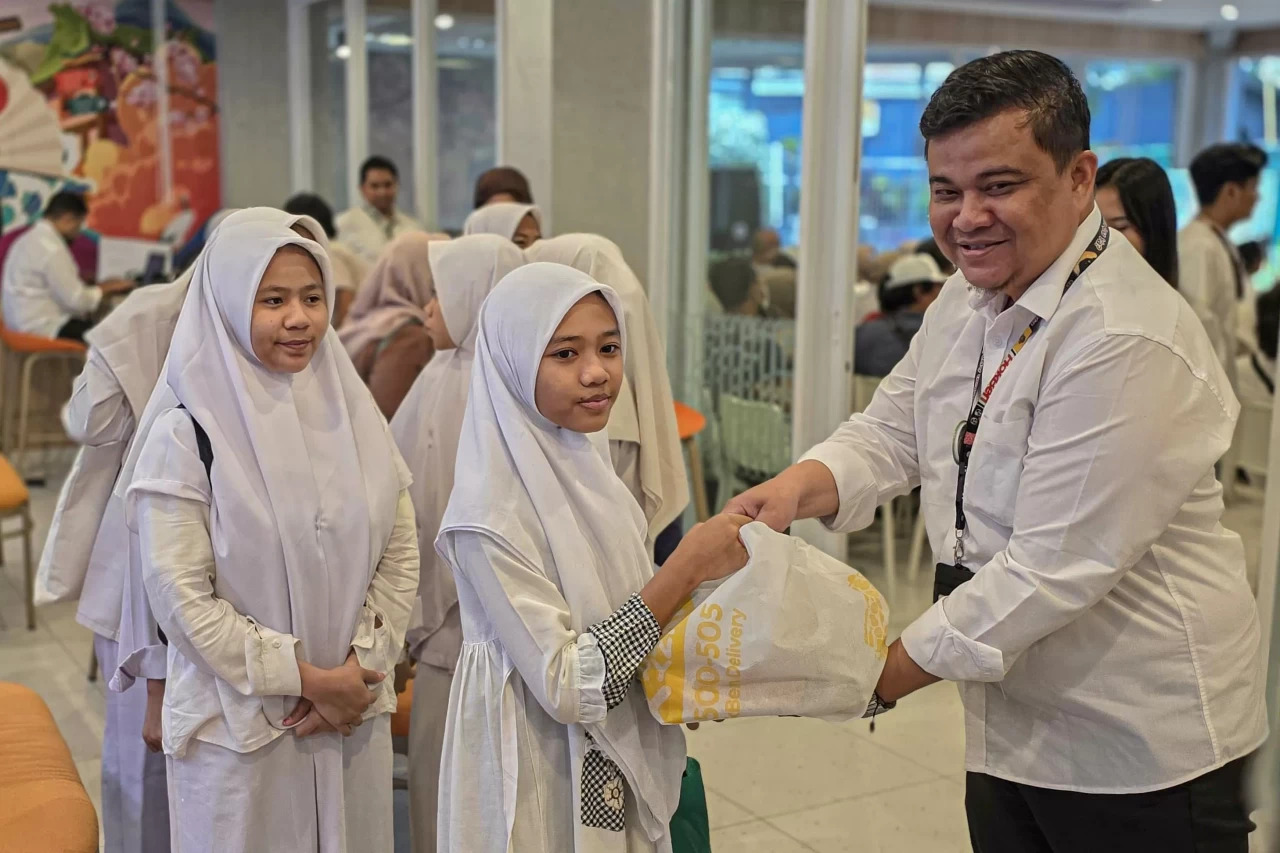 Ramadhan Bermakna: BSI dan Hokben Berbagi Kebahagiaan dengan Anak Yatim