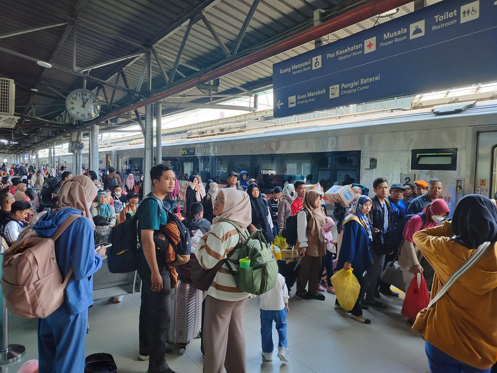 758 Ribu Warga Tinggalkan Jakarta dengan KA, Baru 514 Ribu Kembali: WFA Bikin Arus Balik Lebih Merata