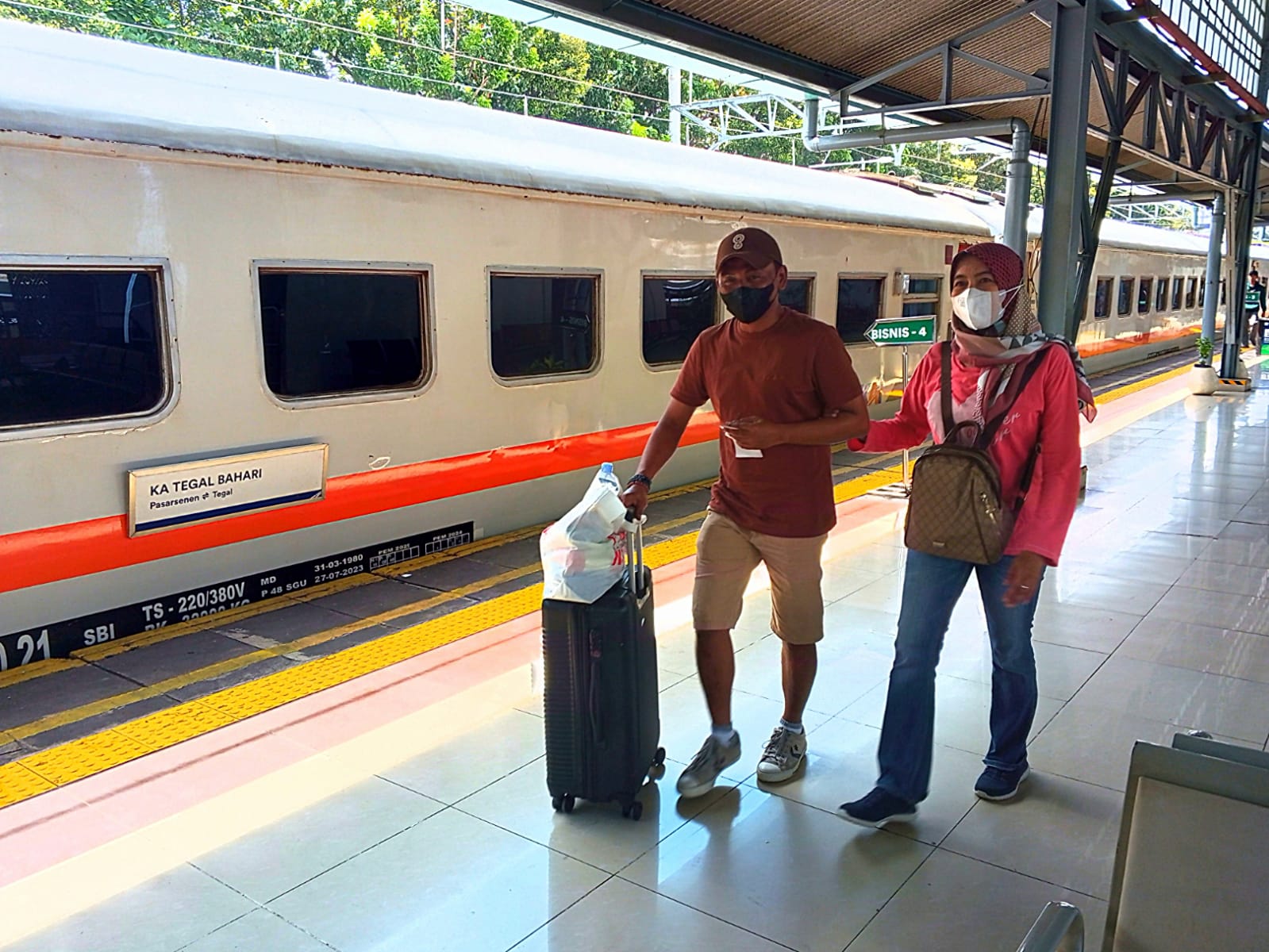 (FOTO) Puncak Arus Balik Kereta Api Jutaan Penumpang Padati Stasiun