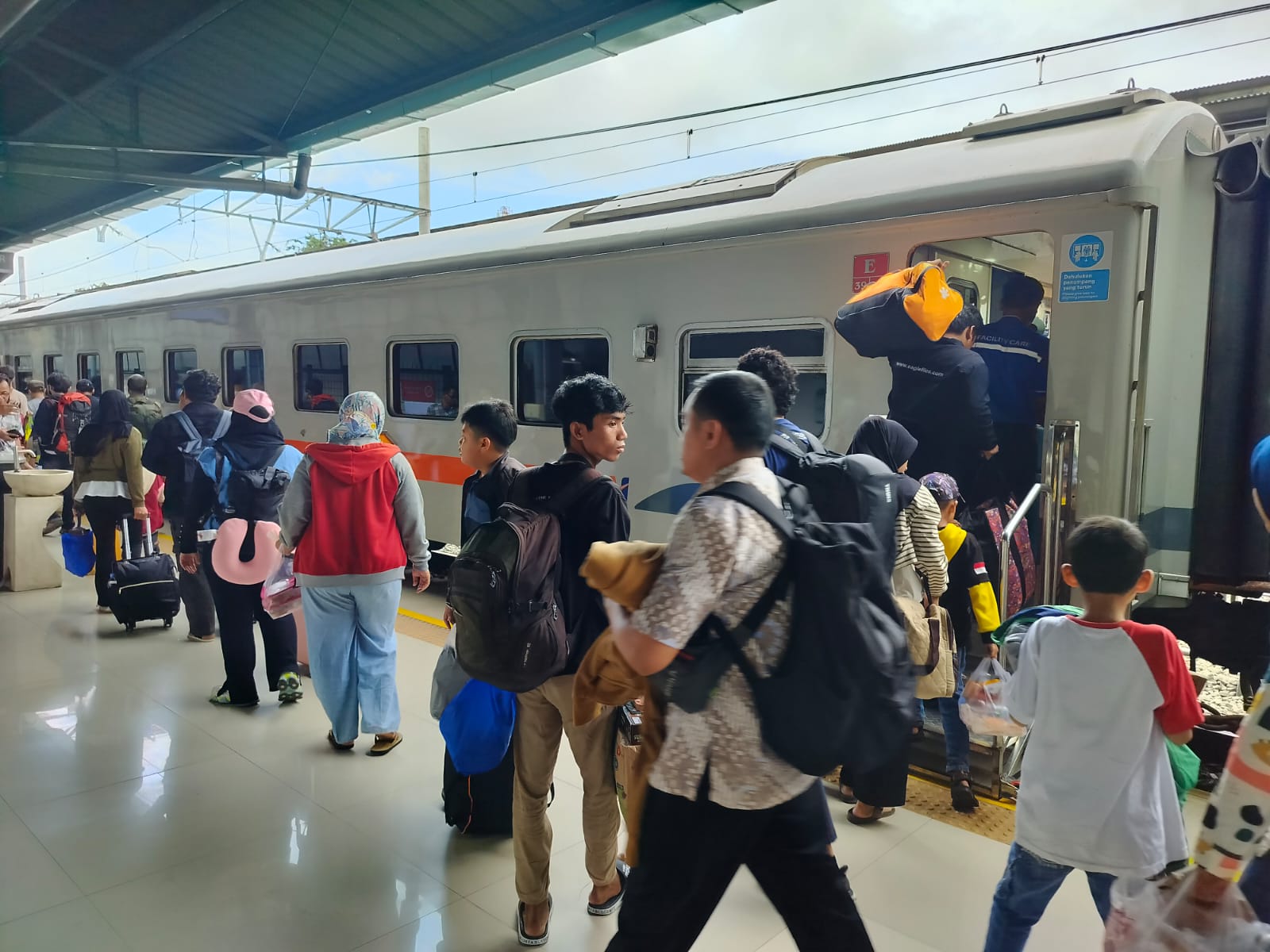 KAI Siap Mudik 2025: 1,66 Juta Pelanggan Terlayani, 3,4 Juta Tiket Terjual, dan Layanan Pengiriman Hewan oleh Kalog Express