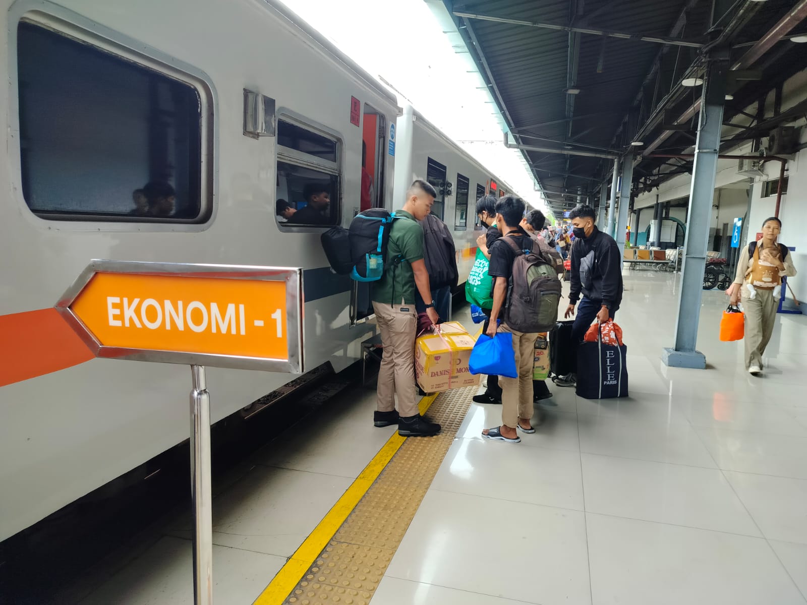 Mudik Aman dan Nyaman: 2,02 Juta Penumpang Naik KAI, 3,6 Juta Tiket Terjual, dan Larangan Merokok Ditegakkan