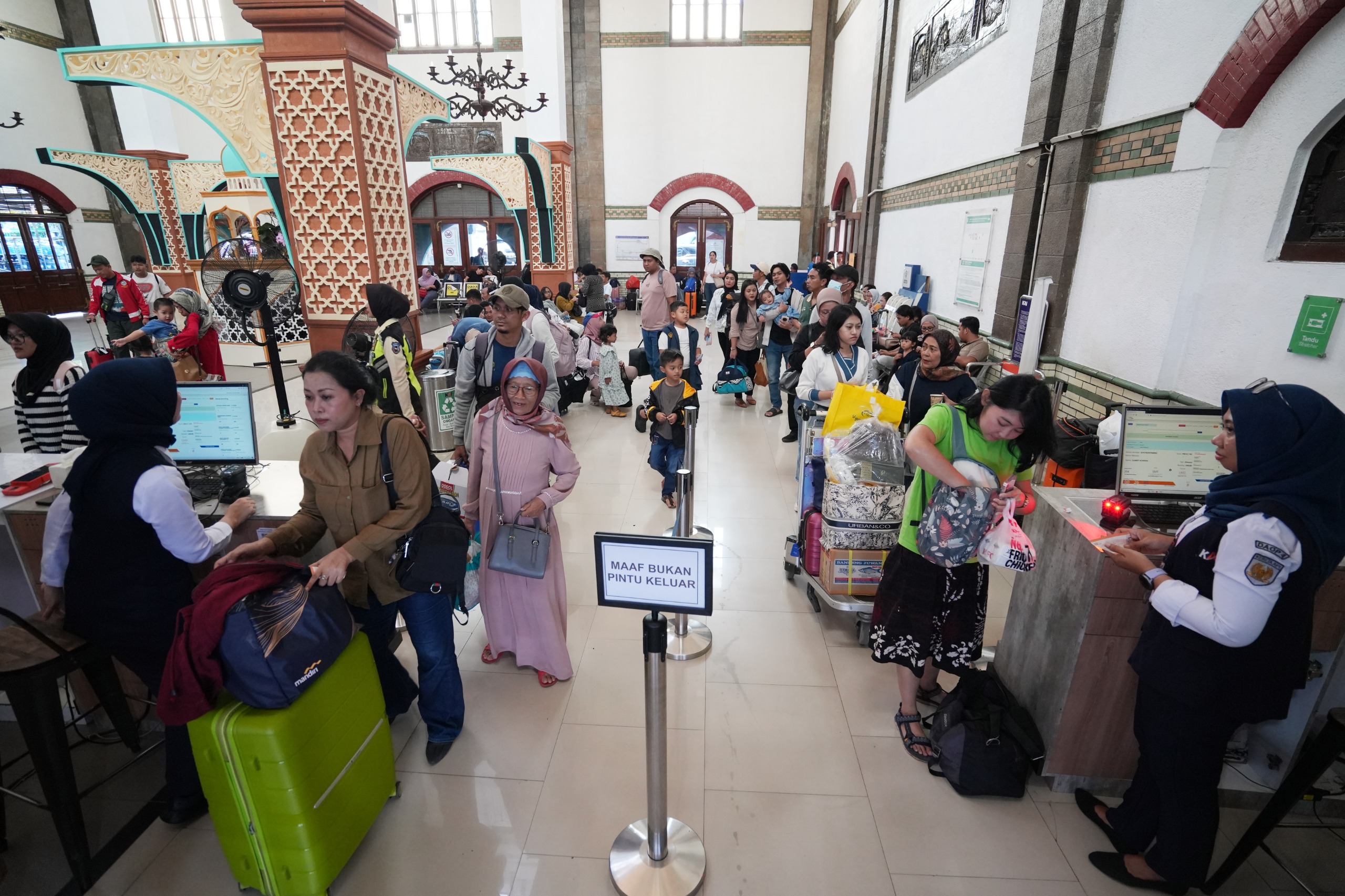 Pemudik Padati Stasiun Semarang Selama Arus Mudik dan Balik KA