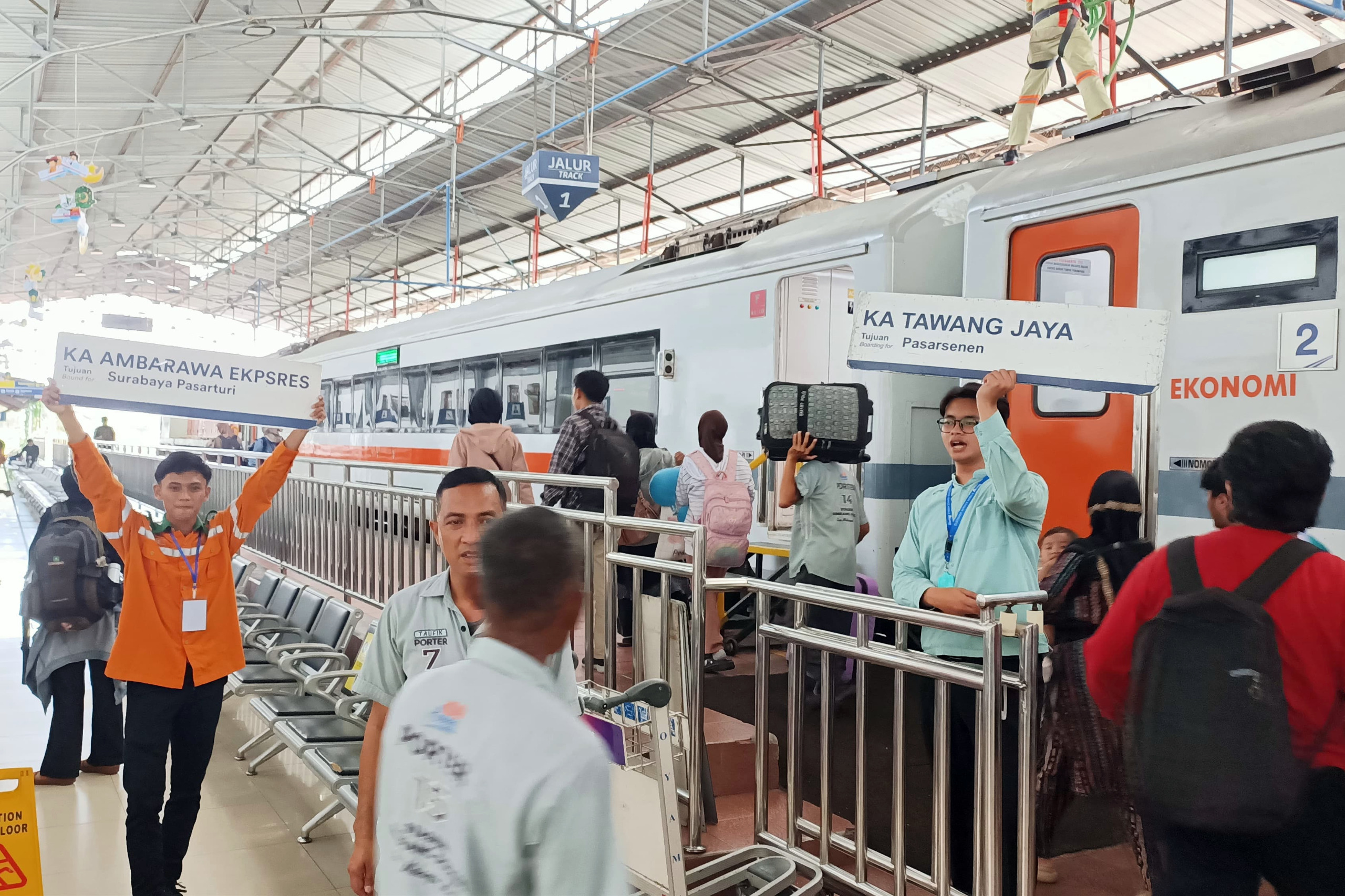 KAI Catat Layanan 4,5 Juta Pelanggan KA Jarak Jauh dan Lokal Selama Angkutan Lebaran 2025, Tiket Terjual 4,66 Juta