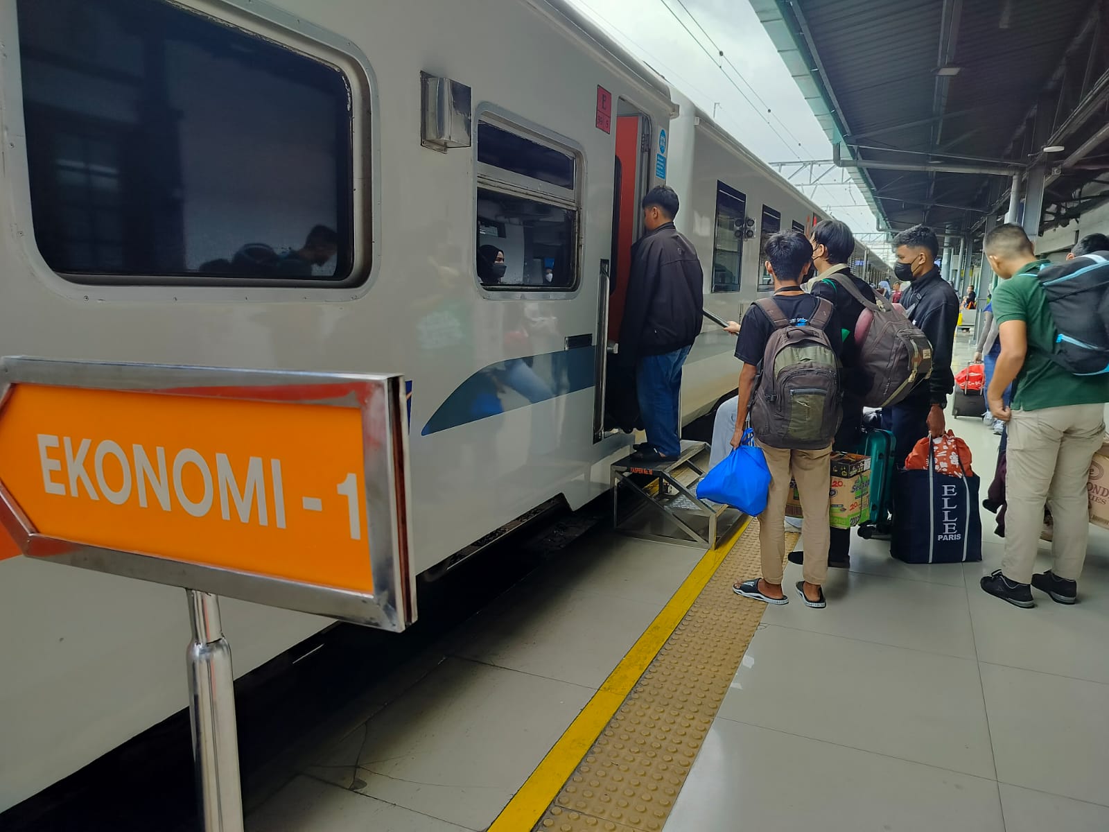 Dirut KAI: Apresiasi Masyarakat Berperan Besar dalam Peningkatan Layanan Kereta Api