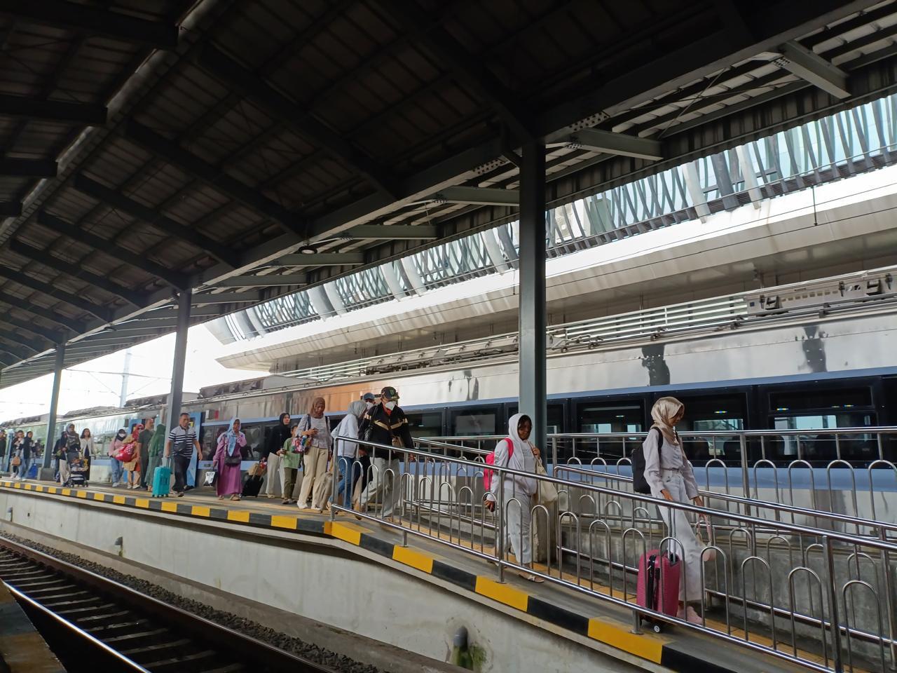Lonjakan Penumpang Selama Waisak, KAI Catat Okupansi Melebihi Kapasitas