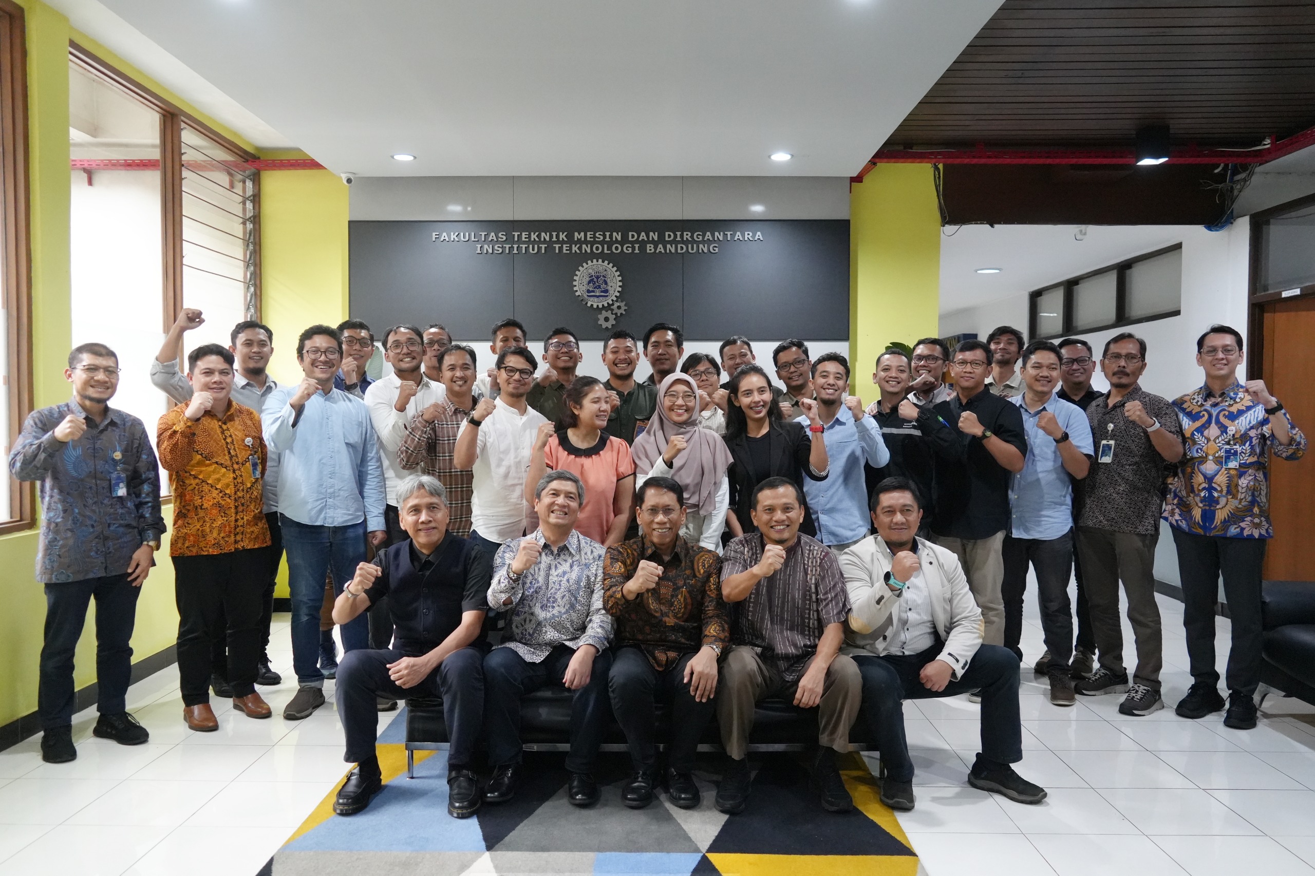 (FOTO) Mahasiswa FTMD ITB Antusias Simak Paparan Kepemimpinan KAI di Kuliah Tamu