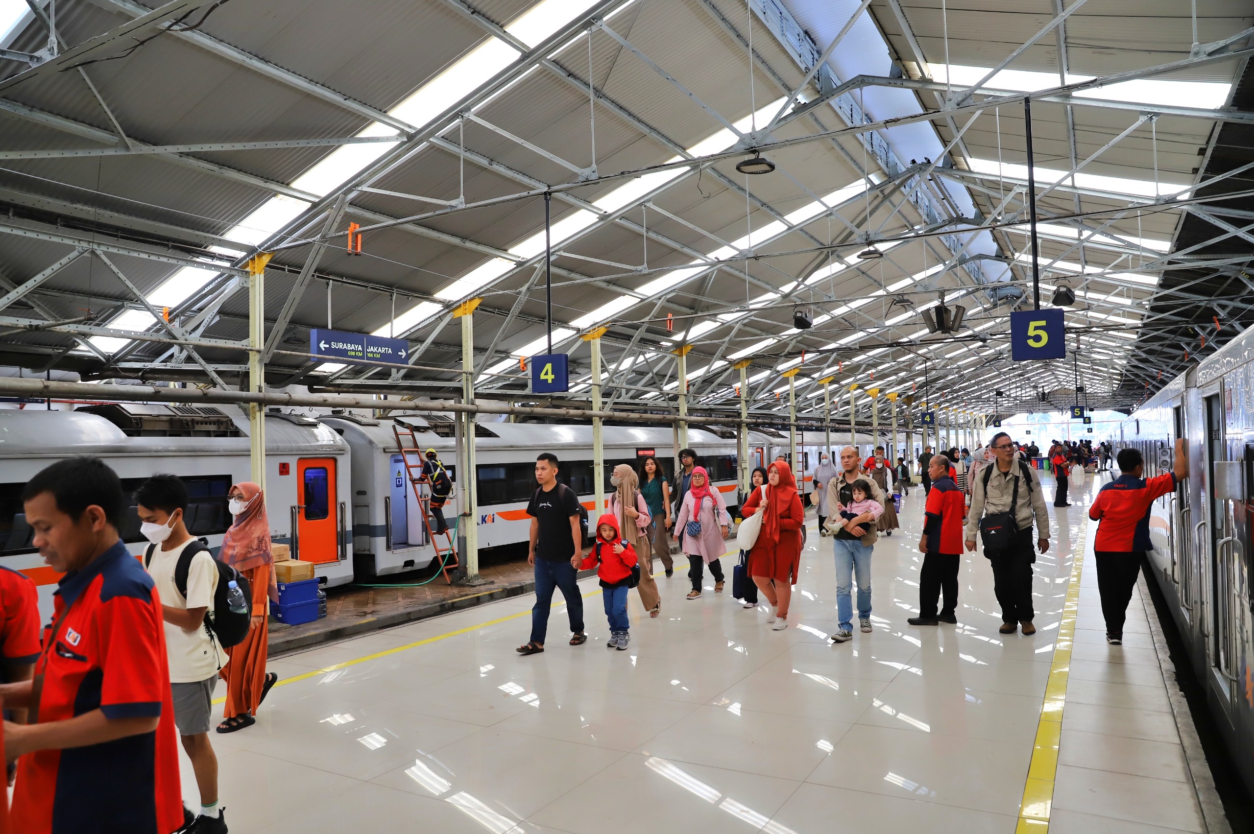 Kereta Api Jadi Andalan Masyarakat di Libur Waisak 2025 dengan Okupansi 124%